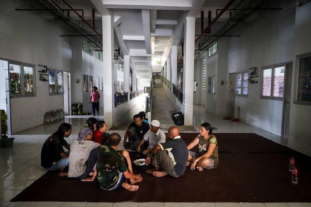 Warga Kampung Susun Bayam (KSB) berkumpul untuk menyusun rencana aksi yang akan dilaksanakan di Kantor Balai Kota DKI Jakarta pada Kamis (23/1/2024). Foto: Iqbal Firdaus/kumparan
