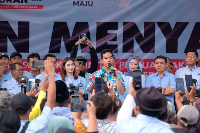 Cawapres 02, Gibran Rakabuming Raka melanjutkan kampanye di Wonogiri dengan menemui masyarakat yang berkumpul di Desa Ngadirejo Kidul, Selasa (23/1/2024). Foto: Dok. Istimewa