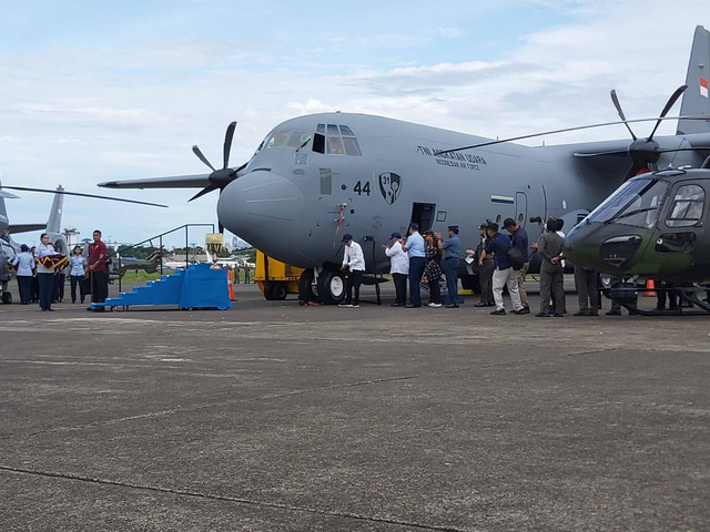Presiden Jokowi menyaksikan penyerahan pesawat Hercules C-130J-30 dari Kemhan ke TNI. Foto: Nadia Riso/kumparan