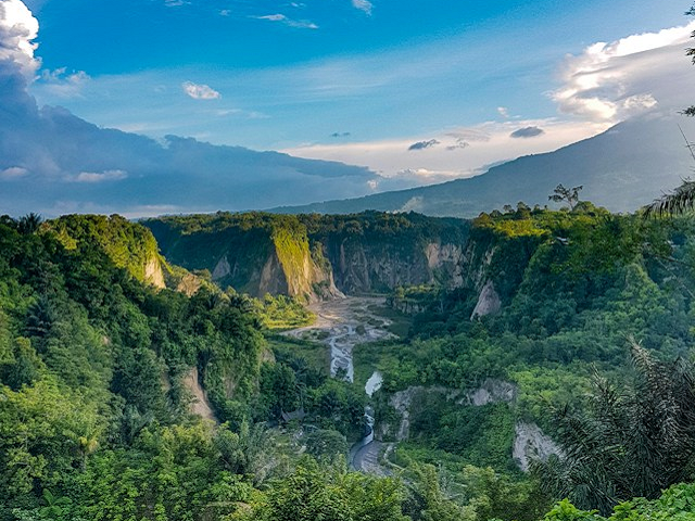 Ilustrasi dampak Sesar Semangko. Sumber: unsplash.com/ArijaluKawwamunaalannisa.