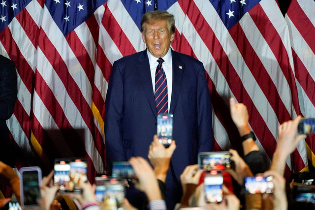 Calon presiden dari Partai Republik dan mantan Presiden AS Donald Trump memberi isyarat saat Pesta Malam Pemilu di Nashua, New Hampshire, pada 23 Januari 2024. Foto: Timothy A. Clary/AFP