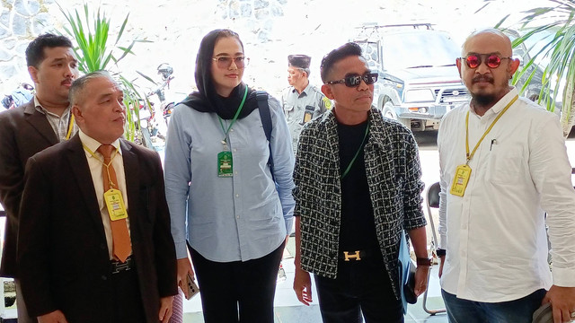 Catherine Wilson dan Idham Mase saat hadiri sidang cerai di Pengadilan Agama Depok, Jawa Barat, Rabu (24/1/2024). Foto: Aprilandika Pratama/kumparan