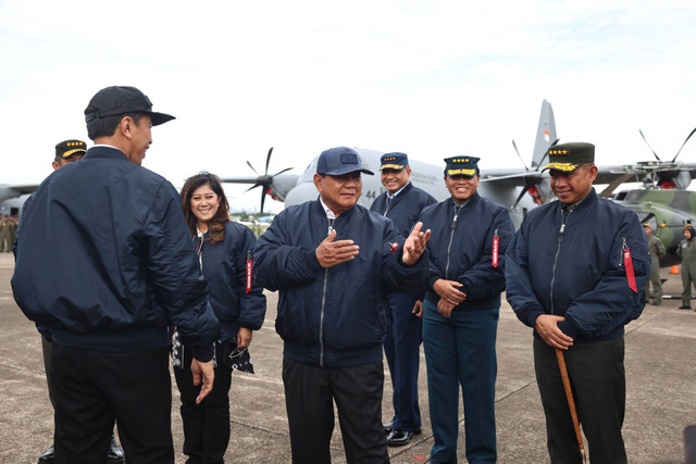 Menteri Pertahanan Prabowo Subianto mendampingi Presiden Jokowi saat penyerahan pesawat Hercules dari Kemhan ke TNI, Rabu (24/1/2024). Foto: Dok. Tim Media Prabowo Subianto