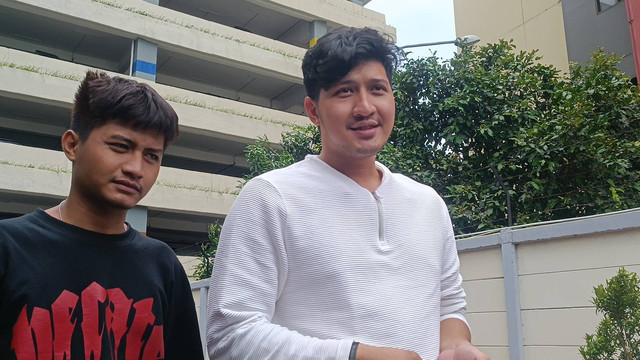 Aditya Zoni jenguk Ammar Zoni di Polres Jakarta Barat, Rabu (24/1/2024). Foto: Giovanni/kumparan