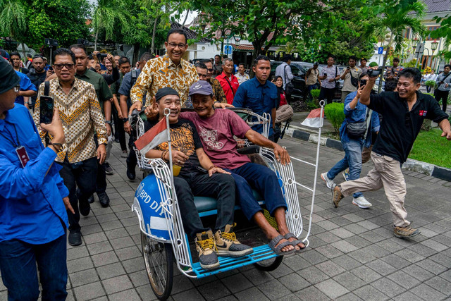 Calon presiden nomor urut 1 Anies Baswedan mengayuh becak seusai bertemu dengan Gubernur D.I Yogyakarta Sri Sultan HB X di Gedhong Wilis Kompleks Kepatihan, Yogyakarta, Rabu (24/1/2024). Foto: Andreas Fitri Atmoko/ANTARA FOTO