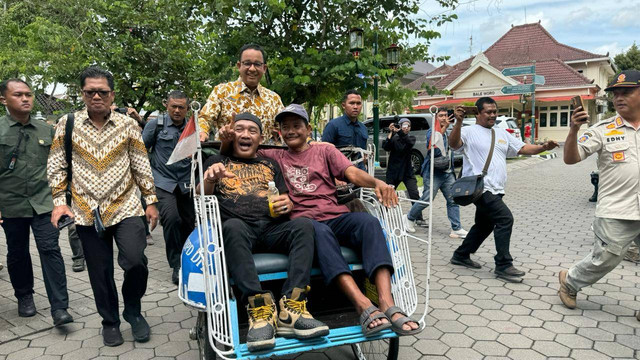 Momen Anies Baswedan menggenjot becak di Yogya, membawa penumpang Gino, pemilik becak, dan Komandan SAR DIY, Brotoseno, Rabu (24/1). Foto: Arif UT/Pandangan Jogja