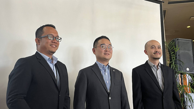 Mirae Asset Sekuritas Indonesia Tae Yong Shim (tengah) dan Head of Research Mirae Asset Sekuritas Indonesia Robertus Hardy (kanan). Foto: Ghinaa Rahmatika/kumparan