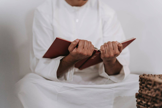 Ilustrasi Tuliskan Dua Isi Pokok Alquran Surat Ali Imron Ayat 64. Sumber: Pexels/Michael Burrows