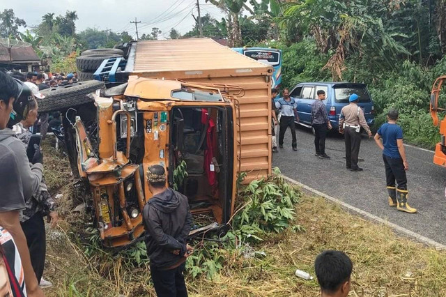 Polisi mengevakuasi korban kecelakaan akibat truk tronton mengalami rem blong di Kabupaten Simalungun, Sumut, Rabu (24/1/2024). Foto: Dok. Istimewa