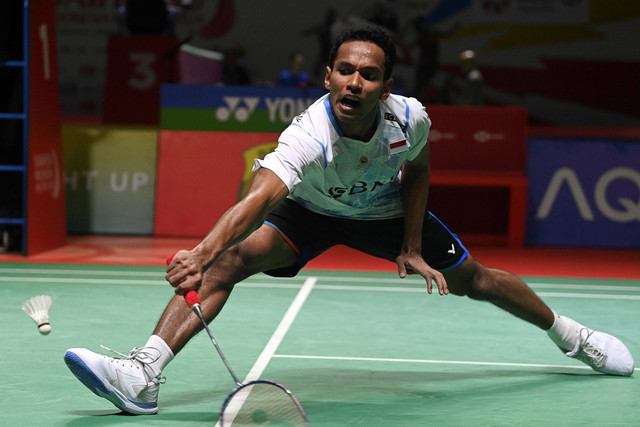 Tunggal putra Indonesia Chico Aura Dwi Wardoyo saat melawan tunggal putra Denmark Anders Antonsen pada pertandingan babak pertama (32 besar) turnamen Daihatsu Indonesia Masters 2024 di Istora Senayan, Jakarta, Rabu (24/1/2024). Foto: M Risyal Hidayat/ANTARA FOTO