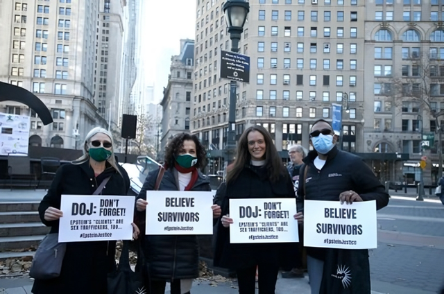 Sumber Foto: https://www.shutterstock.com/editorial/image-editorial/demonstrators-gather-foley-square-protest-ghislaine-maxwell-12631056a