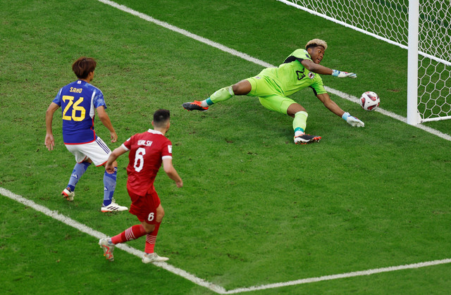Sandy Walsh mencetak gol ke gawang Zion Suzuki saat Timnas Indonesia vs Jepang dalam laga Grup D Piala Asia 2023 di Stadion Al Thumama, Doha, Qatar, Rabu (24/1/2024). Foto: REUTERS/Thaier Al-Sudani
