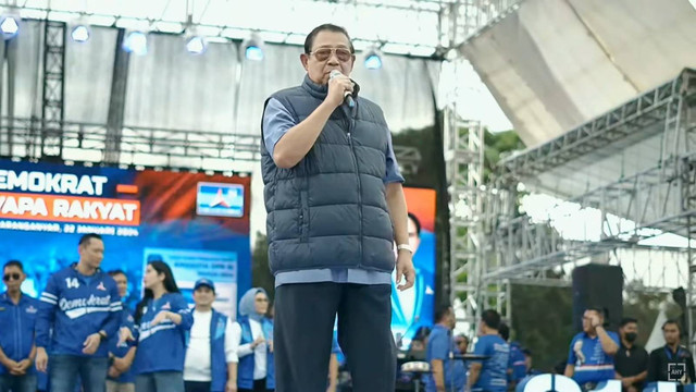Ketua Majelis Tinggi Partai Demokrat Susilo Bambang Yudhoyono atau SBY memberikan pidato pada acara Demokrat Menyapa Rakyat di Karanganyar, Jateng, Kamis (25/1/2024). Foto: Youtube/Agus Yudhoyono