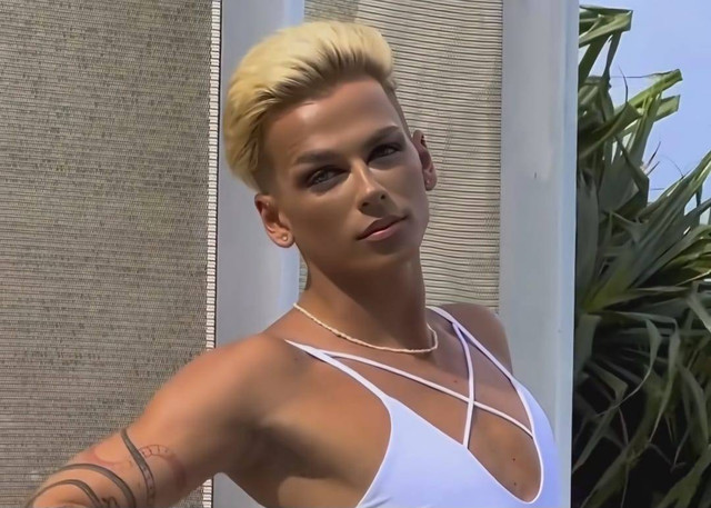 Brand pakaian renang asal Australia Moana Bikini menampilkan model pria untuk kampanye terbarunya. Foto: Instagram @moana_bikini