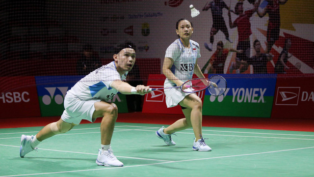 Ganda campuran Indonesia Rinov Rivaldy dan Pitha Haningtyas Mentari saat melawan ganda campuran China Jiang Zhen Bang dan Wei Ya Xin pada Daihatsu Indonesia Masters 2024 di Istora Senayan, Jakarta, Kamis (25/1/2024). Foto: Aditia Noviansyah/kumparan