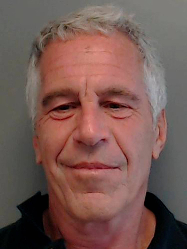 Pemodal AS Jeffrey Epstein muncul dalam foto yang diambil untuk pendaftaran pelaku kejahatan seksual Divisi Layanan Peradilan Pidana Negara Bagian New York pada 28 Maret 2017. Foto: REUTERS