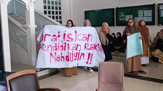 Capres nomor urut 03 Ganjar Pranowo didemo mahasiswa di Bantul, Kamis (25/1/2024). Foto: Arfiansyah Panji Purnandaru/kumparan