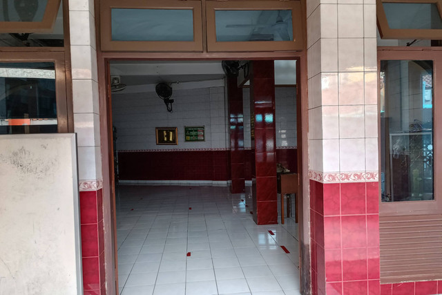 Lokasi percobaan pembakaran oleh orang tak dikenal di Masjid Jami Al-Falah, Sunter Raya, Tanjung Priuk, Jakarta Utara, pada Rabu (25/1/2024). Foto: Fadhil Pramudya/kumparan