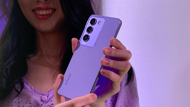 Vivo Y100 5G varian ungu anggrek. Foto: Habib Allbi Ferdian/kumparan