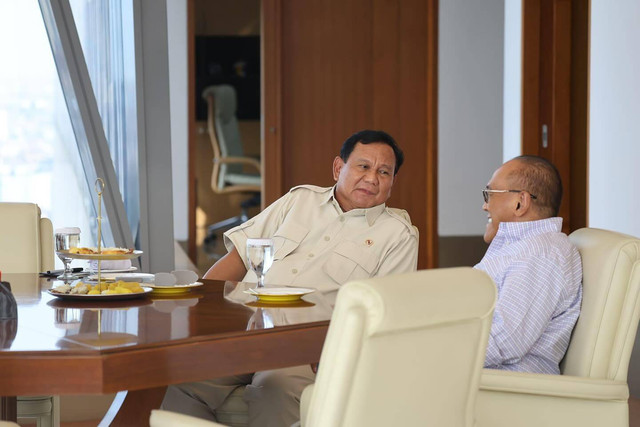 Prabowo Subianto bersilaturahmi dengan Aburizal Bakrie. Foto: Instagram/@prabowo