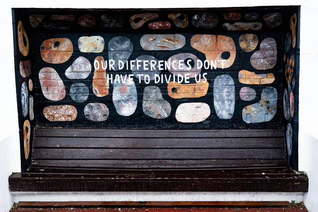 Ilustrasi untuk Jelaskan yang Dimaksud Masyarakat Heterogen. Sumber: Unsplash/Nick Fewings