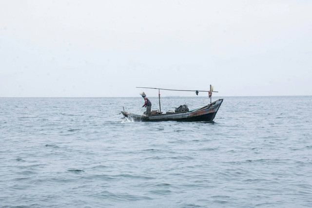 Ilustrasi untuk Peran Nelayan di Tempat Pelelangan Ikan adalah Sebagai. Sumber: Unsplash/Rio Lecatompessy