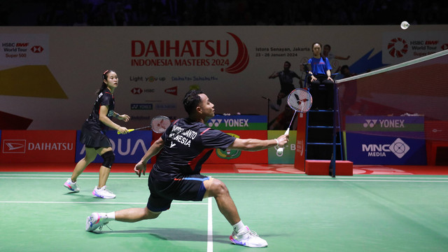 Pebulu tangkis Indonesia, Rehan Naufal Kusharjanto dan Lisa Ayu
Kusumawati melawan Pebulu tangkis Malaysia, Chen Tang Jie dan Toh Ee Wei pada turnamen bulu tangkis internasional Daihatsu Indonesia Masters 2024 di Istora Senayan. Foto: Aditia Noviansyah/kumparan