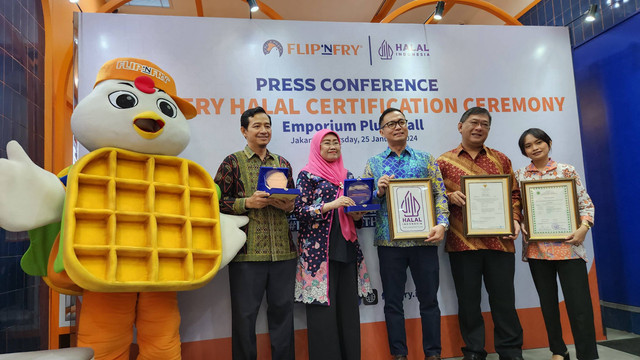 Acara konferensi pers penyerahan sertifikat halal dari BPJPH kepada restoran Flip'NFry di gerai Emporium Pluit Mall, Kamis (25/1/2024). Foto: Azalia Amadea/Kumparan