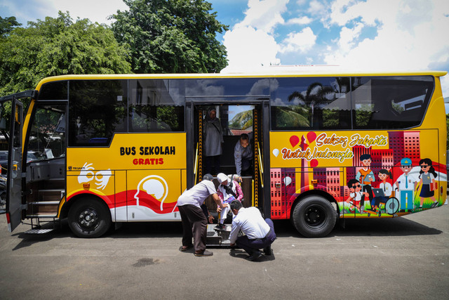 Petugas membantu menaikan anak berkebutuhan khusus ke dalam bus sekolah khusus untuk penyandang disabilitas di sekolah yang ada di Yayasan Pembinaan Anak Cacat (YPAC) Jakarta, Kebayoran Baru, Jakarta, Kamis (25/1/2024). Foto: Jamal Ramadhan/kumparan