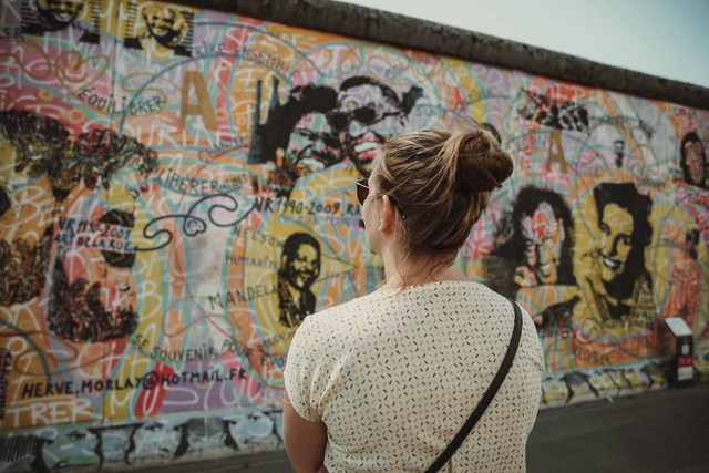 Ilustrasi sejarah runtuhnya tembok Berlin. Sumber foto: pexels/Ann Buht.