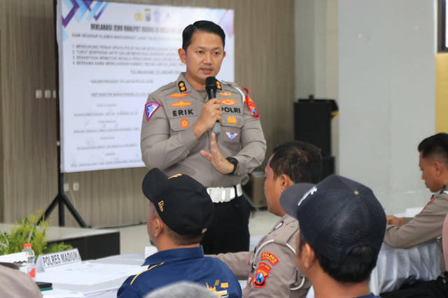 Kasubdit Regident Ditlantas Polda Jatim AKBP Raden Erik Bangun Prakasa.