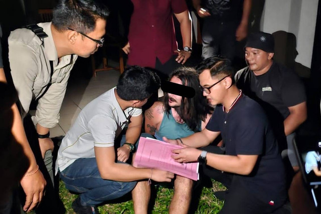 WN Amerika Serikat bernama Michael Zachary (28) memukul Kasat Reskrim Polres Gianyar AKP M Gananta saat ditangkap. Foto:  Dok. Polres Gianyar