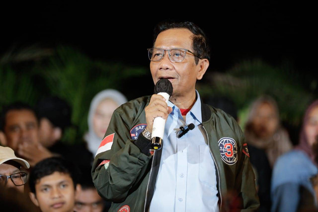Cawapres nomor urut 3 Mahfud MD mendengarkan aspirasi dan keluhan masyarakat secara tatap muka melalui acara 'Tabrak Prof' di Bento Kopi Lampung, Kecamatan Sukarame, Kota Bandar Lampung, Provinsi Lampung, Kamis (25/1/2024). Foto: Dok. Istimewa