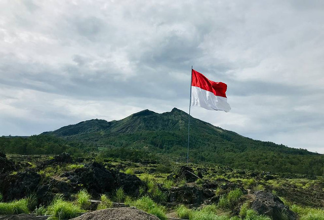 Ilustrasi contoh sikap rasa syukur dan bangga sebagai bangsa Indonesia. Sumber: www.unsplash.com