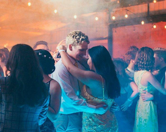 Ilustrasi Contoh Susunan Acara Prom Night. Sumber: unsplash.com/ Long Truong