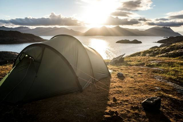 Ilustrasi 3 fungsi tenda Pramuka. Foto: Unsplash/Daan Weijers