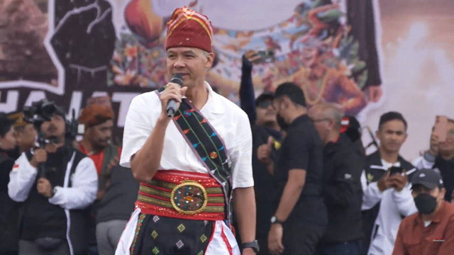 Capres 03 Ganjar Pranowo pada acara Hajatan Rakyat Nusa Tenggara Timur I M.A.C di Stadion Golo Dukal, Manggarai, Nusa Tenggara Timur, Jumat (26/1/2024). Foto: Youtube/Ganjar Pranowo