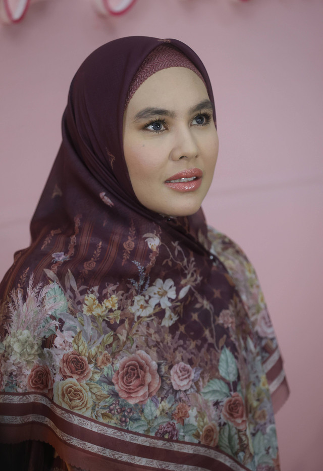 Artis Kartika Putri saat memberi keterangan pers terkait memilih capres harus bisa mengaji di kediamannya di kawasan Cipete, Jakarta, Jumat (26/01/2024). Foto: Dok. Agus Apriyanto