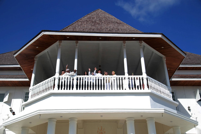 Calon presiden nomor urut 1 Anies Baswedan (tengah) dan Sultan Ternate Hidayatullah Sjah (kedua kanan) menyapa pendukungnya dari atas Kedaton Kesultanan Ternate, Kota Ternate, Maluku Utara, Jumat (26/1/2024). Foto: Andri Saputra/ANTARA FOTO