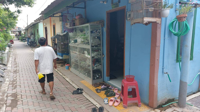 Suasana rumah Mujiono Satria (49) ketua RT 06 /RW 03, Kampung Kenteng, Kelurahan Mojo, Kecamatan Pasar Kliwon, Solo, Jawa Tengah, yang ditangkap Densus 88, Kamis (25/1/2024). Foto: kumparan