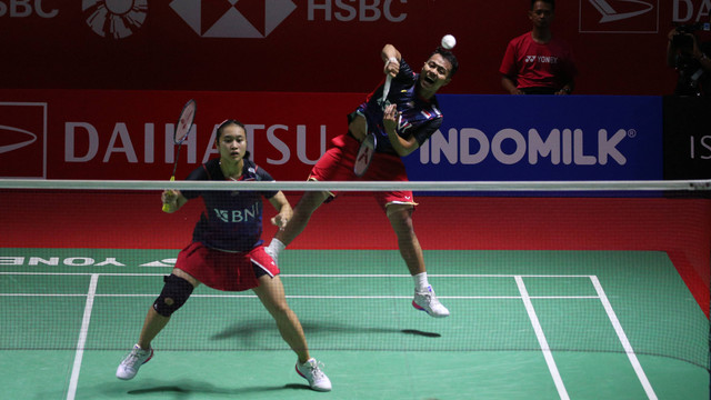 Ganda campuran Indonesia Rinov Rivaldy dan Pitha Haningtyas Mentari saat melawan ganda campuran Denmark Jesper Toft dan Clara Graversen pada Daihatsu Indonesia Masters 2024 di Istora Senayan, Jakarta, Jumat (26/1/2024). Foto: Aditia Noviansyah/kumparan