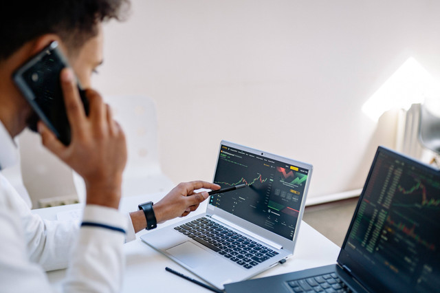 Ilustrasi laptop HP terbaik untuk pekerjaan kantoran. Foto: pexels