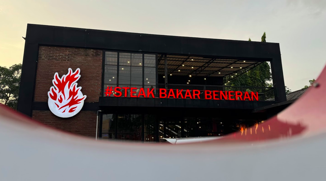 The Obonk Steak & Ribs di Jalan Affandi Yogya tampak dari depan. Foto: Arif UT / Pandangan Jogja