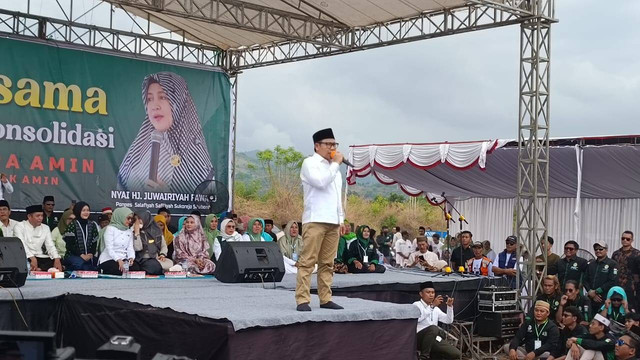 Cawapres nomor urut 1, Muhaimin Iskandar menghadiri acara Doa Bersama Silaturahmi dan Konsolidasi Relawan Basra AMIN (Bali Satu Suara untuk AMIN) di Bandar Udara Letkol Wisnu, Buleleng, Bali, Jumat (26/1/2024). Foto: Fadlan Nuril Fahmi/kumparan