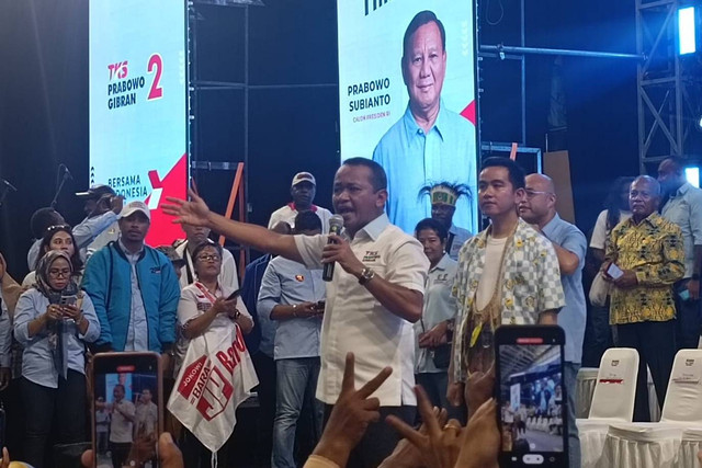 Menteri Investasi/BKPM Bahlil Lahadalia mendampingi cawapres nomor urut 02, Gibran Rakabuming Raka dalam kampenyenya di GOR Cenderawasih, Jayapura, Papua, Jumat (26/1/2024). Foto: Zamachsyari/kumparan
