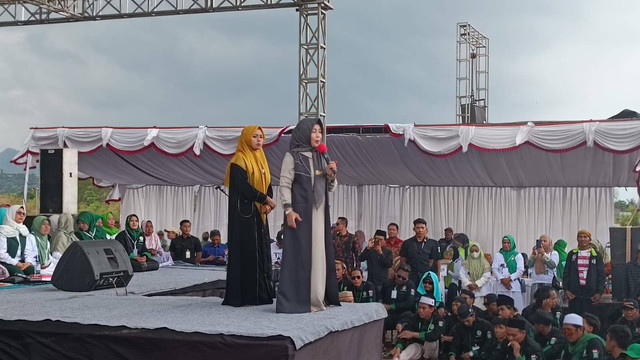 Pengasuh Ponpes Salafiyah Sukorejo, Situbondo sekaligus tokoh PPP, Juwairiyah Fawaid memberikan sambutan dalam acara Doa Bersama Silaturahmi dan Konsolidasi Relawan Basra AMIN (Bali Satu Suara untuk AMIN) di Bandar Udara Letkol Wisnu, Buleleng, Bali. Foto: Fadlan Nuril Fahmi/kumparan