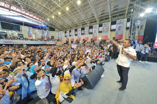 Menteri Investasi Bahlil Lahadalia berpidato dalam acara konsolidasi partai koalisi indonesia maju dan relawan Prabowo-Gibran di GOR Jayapura, Jumat (26/1/2024). Foto: Dok. Istimewa
