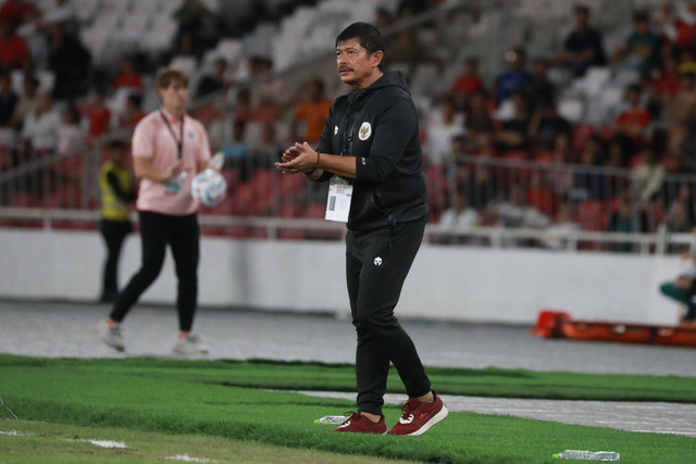 Pelatih Timnas U-20 Indonesia Indra Sjafri memberikan arahan saat melawan Timnas U-20 Thailand pada pertandingan persahabatan di Stadion Gelora Bung Karno, Jakarta, Jumat (26/1/2024). Foto: Aditia Noviansyah/kumparan