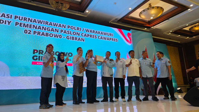 Polri dan warakawuri se-Jawa Tengah dan DIY deklarasikan dukungan untuk Prabowo-Gibran di Ballroom Hotel Patra Jasa, Semarang, Jawa Tengah, Jumat (26/1/2024). Foto: Dok. Istimewa