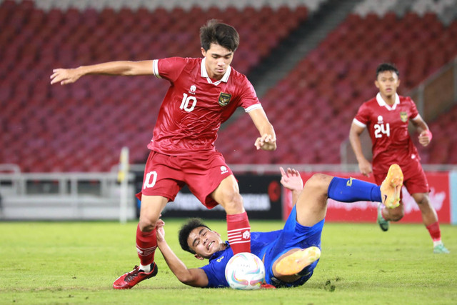 Pemain Timnas U-20 Indonesia Ji Da-bin berebut bola dengan pemain Timnas U-20 Thailand pada pertandingan persahabatan di Stadion Gelora Bung Karno, Jakarta, Jumat (26/1/2024).  Foto: Aditia Noviansyah/kumparan